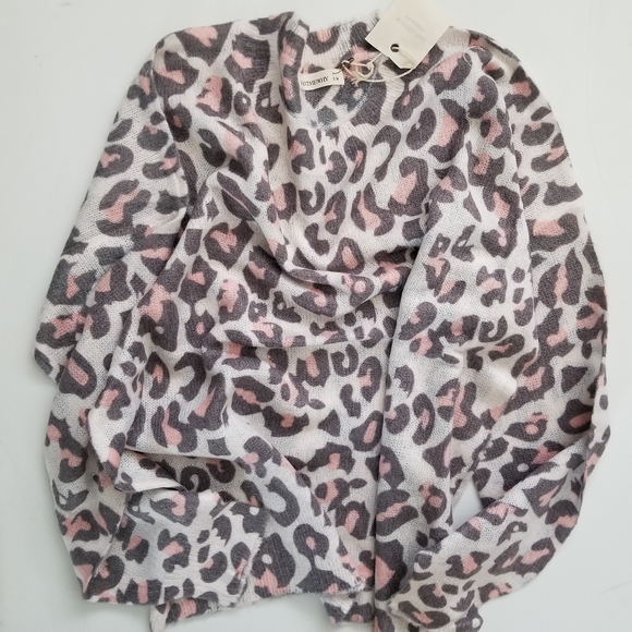 Leopard Print Pullover - Picture 2 of 5